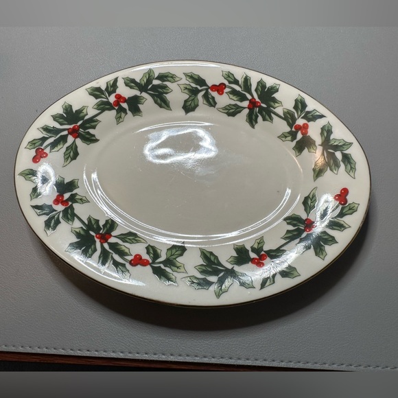 Vintage Porcelain Gravy Boat and Saucer - Picture 5 of 8